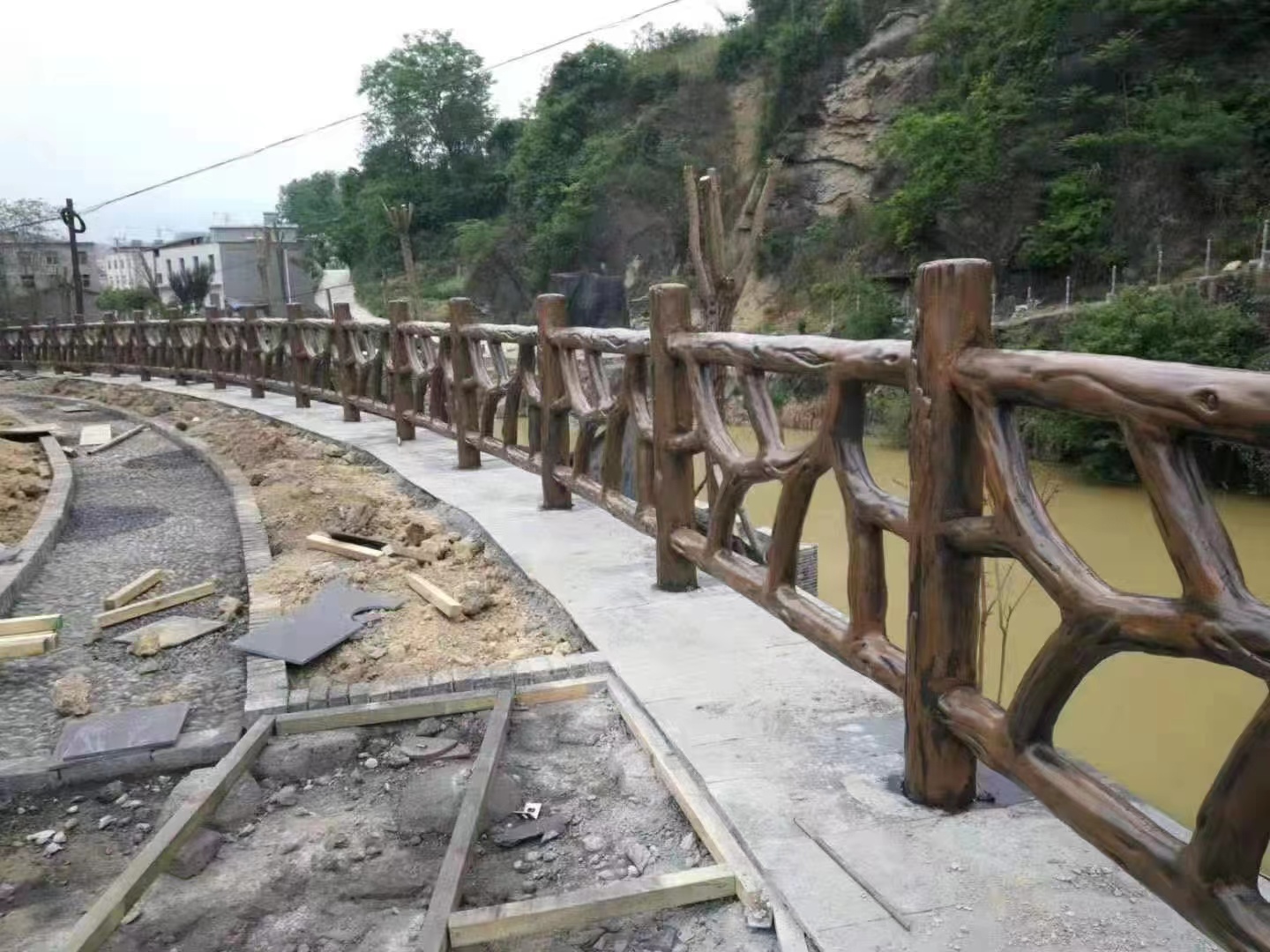 景區(qū)仿木護(hù)欄該如何選擇呢？